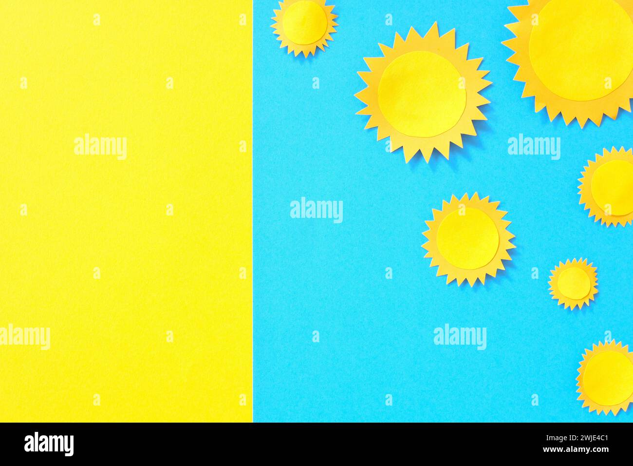 Belle composition de conception jaune vif et bleu soleil plat d'été. Banque D'Images