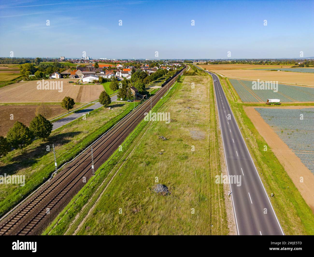 Drone perspective de la route rurale et ligne de chemin de fer dans la campagne, vue aérienne en Allemagne Banque D'Images