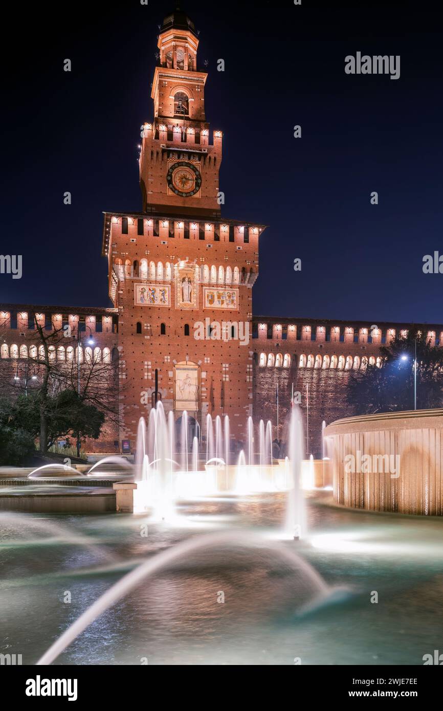 Vue nocturne du Castello Sforzesco (Château des Sforza), Milan, Lombardie, Italie Banque D'Images Vue nocturne du Castello Sforzesco (Château des Sforza), Milan, Lombardie, Italie Banque D'Images