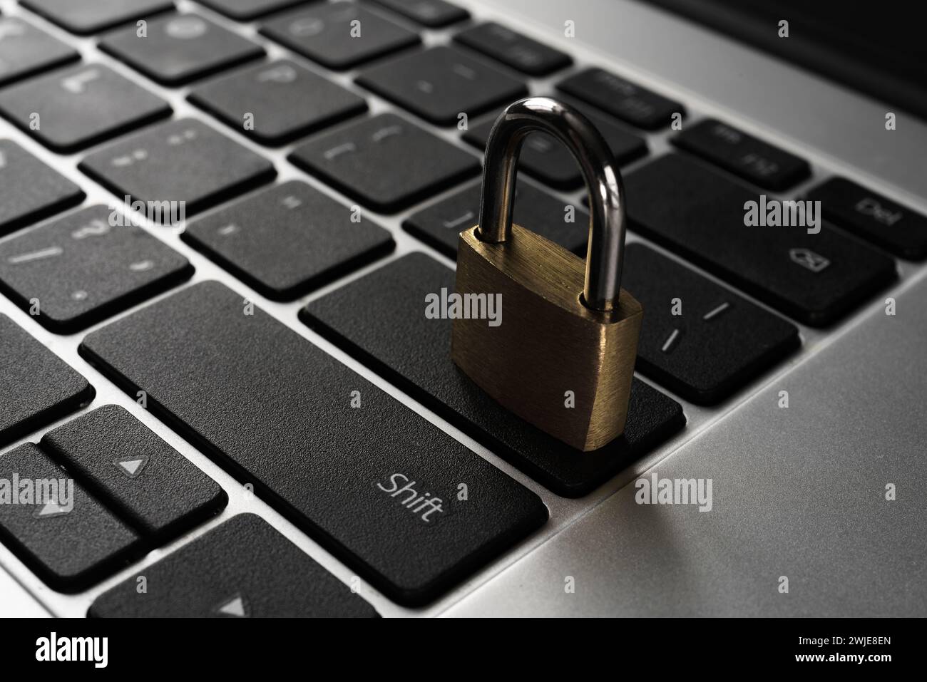 Gros plan d'une serrure sur un clavier avec un boîtier en métal en aluminium. Concept pour la sécurité en ligne, protection contre les pirates, protection antivirus, internet acc Banque D'Images