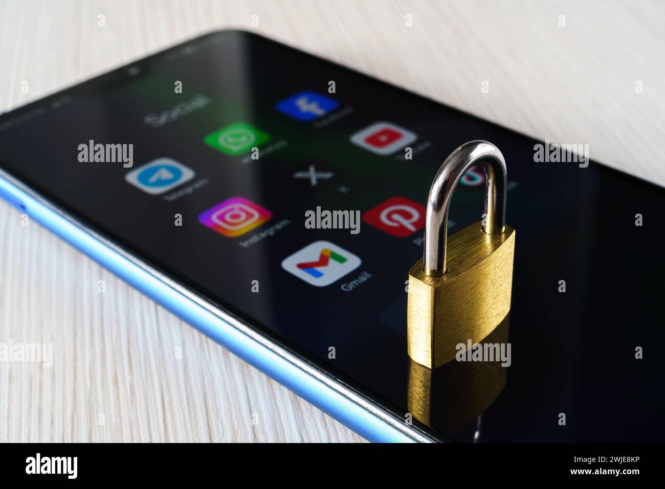 Ouzbékistan, Tachkent - 27 janvier 2024 : un cadenas couché sur l'écran d'un téléphone portable avec des icônes de médias sociaux dessus. Le concept de limitation du temps sur la socia Banque D'Images