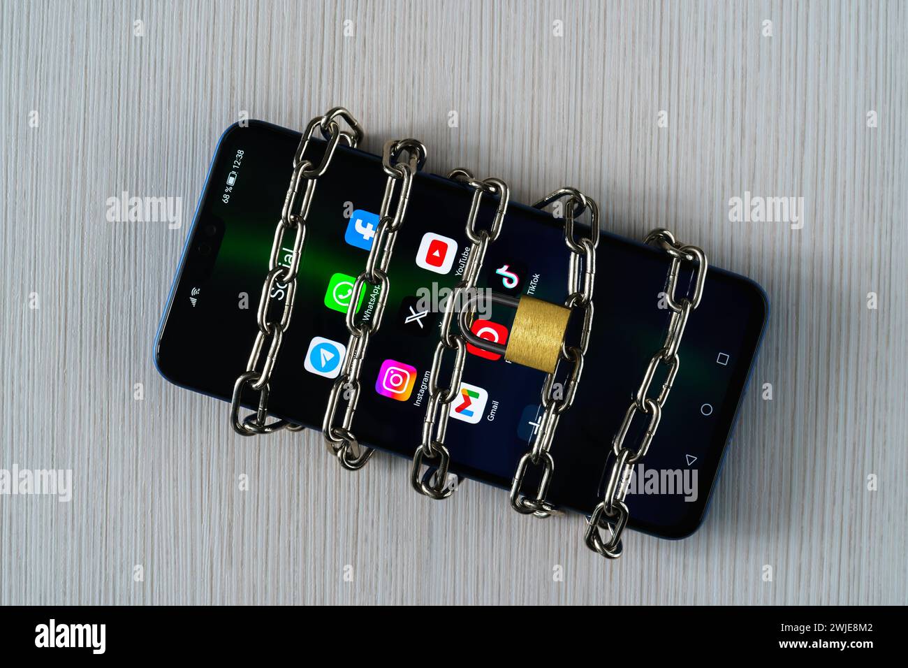 Ouzbékistan, Tachkent - 27 janvier 2024 : chaîne sur un téléphone mobile avec des icônes de réseau social sur elle. Le concept de limitation du temps sur les réseaux sociaux, Banque D'Images