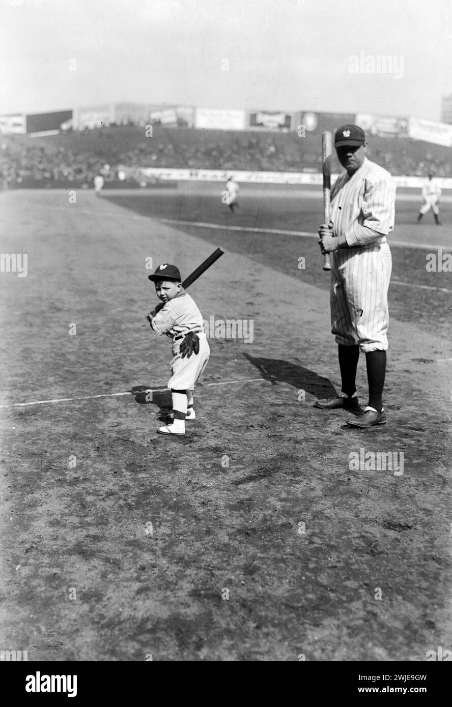 Une photographie prise au Yankee Stadium montre Babe Ruth et « Little Ray » Kelly. Little Ray Kelly a été la mascotte personnelle de Babe Ruth pendant dix ans. Banque D'Images