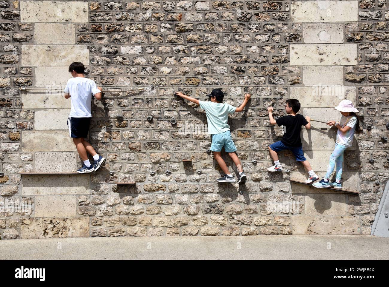 Paris (France) : mur d'escalade pour enfants sur la passerelle longeant la Seine et l'autoroute Georges Pompidou dans le 1er arrondissement (distric Banque D'Images