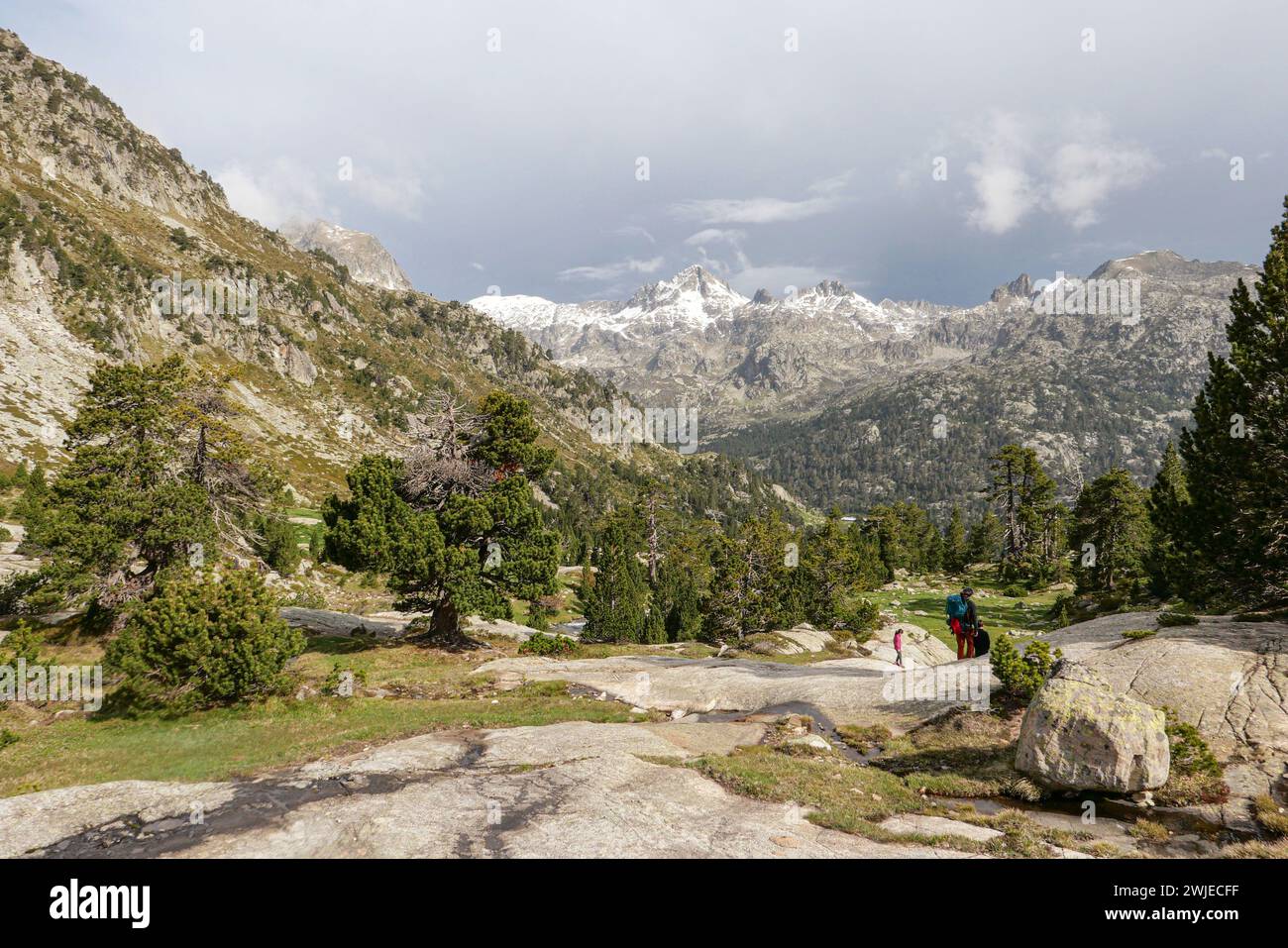Département des Hautes-Pyrénées, massif du Vignemale (Hautes Pyrénées, sud-ouest de la France) : randonneurs quittant le refuge Wallon, marchant sur le chemin menant à Banque D'Images