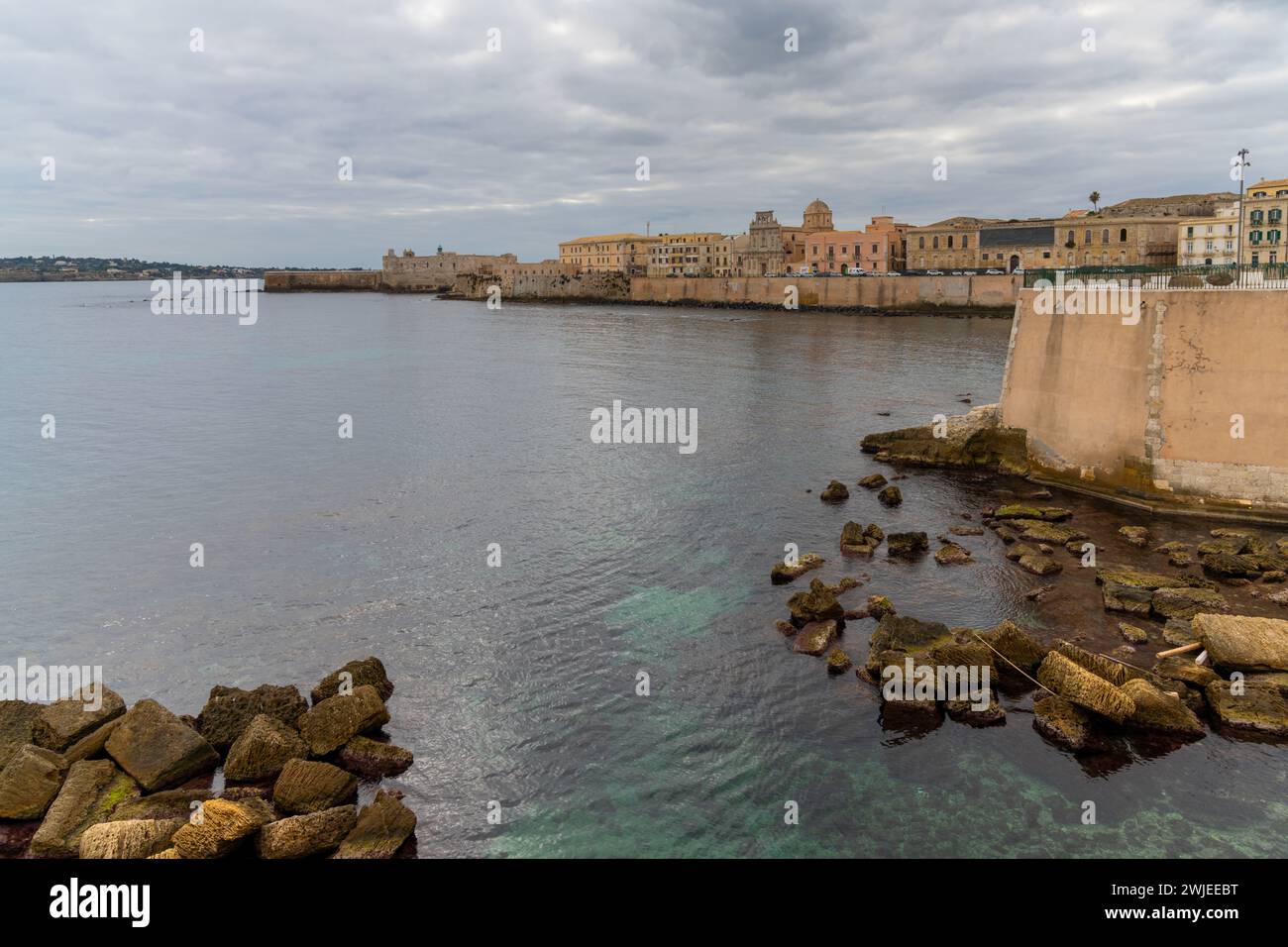 Syracuse, Italie - 28 décembre 2023 : vue sur la vieille ville et le front de mer d'Isola di Ortigia à Syracuse en Sicile Banque D'Images