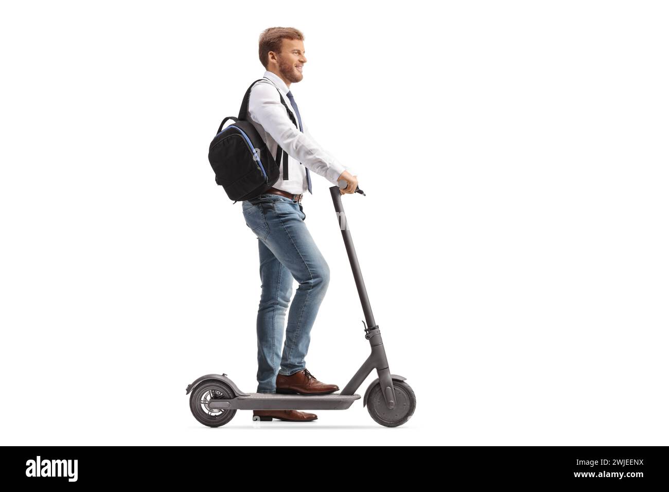 Plan de profil pleine longueur d'un homme sur un scooter électrique isolé sur fond blanc Banque D'Images