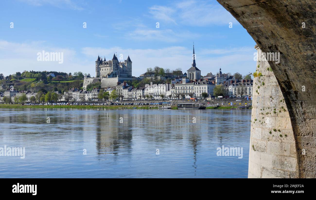 Saumur (nord-ouest de la France) : vue sur la ville au bord de la Loire. La vallée de la Loire (« Val de Loire ») est inscrite comme UNESCO World Her Banque D'Images