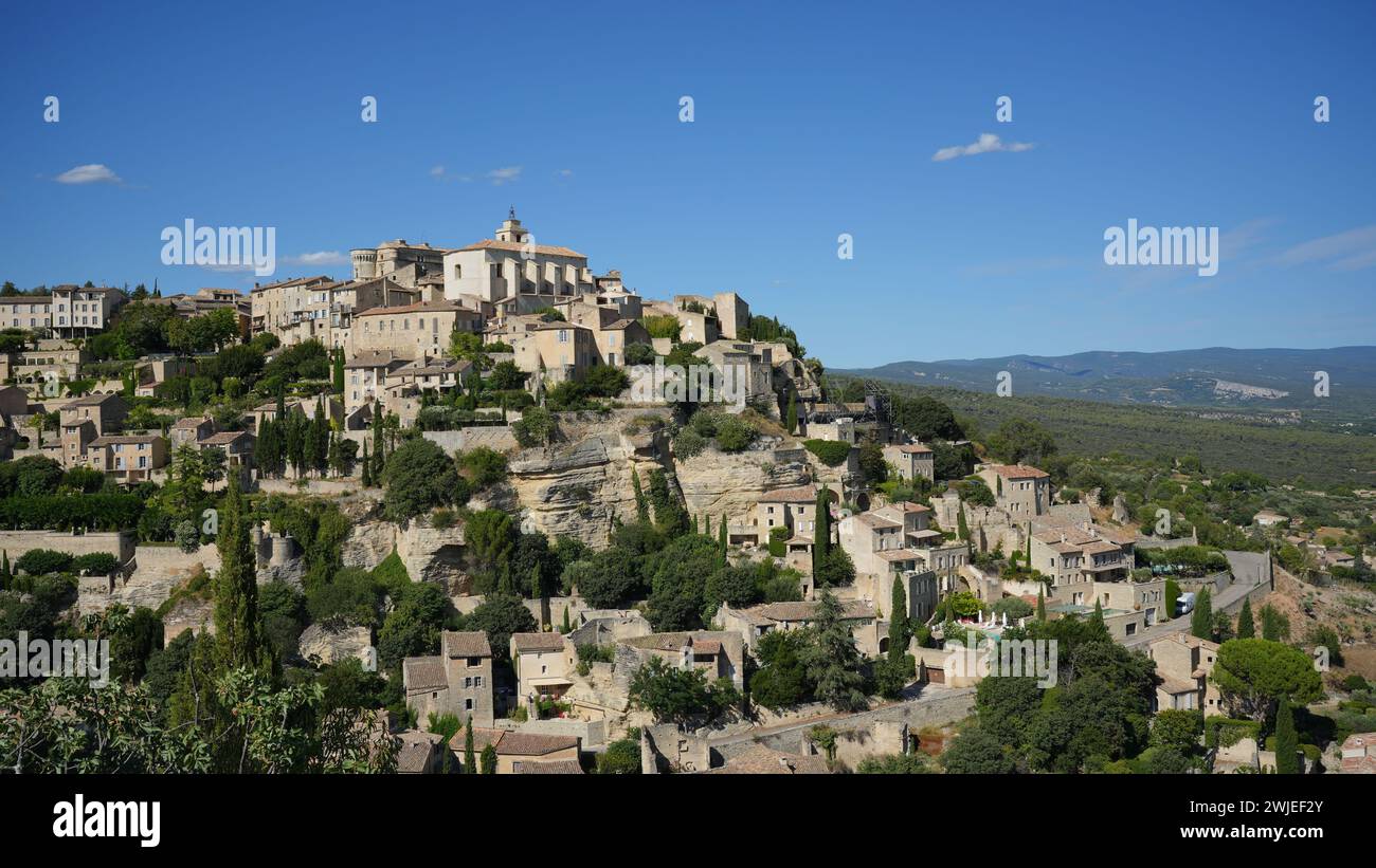 Le village de Gordes dans le Parc naturel régional du Luberon (sud-est de la France). Aperçu du village récompensé par le label « les plus beaux villages de Banque D'Images