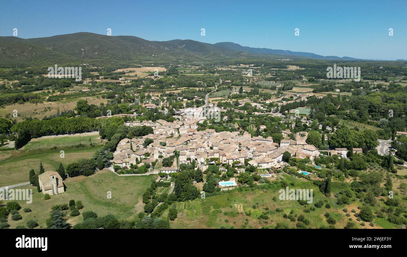 Lourmarin (sud-est de la France) : vue aérienne du village dans le Parc naturel régional du Luberon Banque D'Images