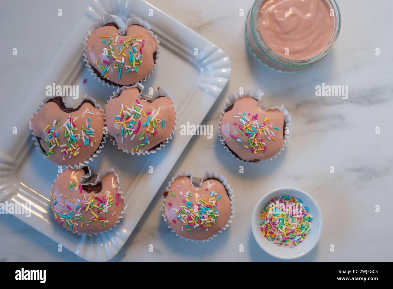 Cupcakes au chocolat décorés de framboises fraîches à la crème Banque D'Images