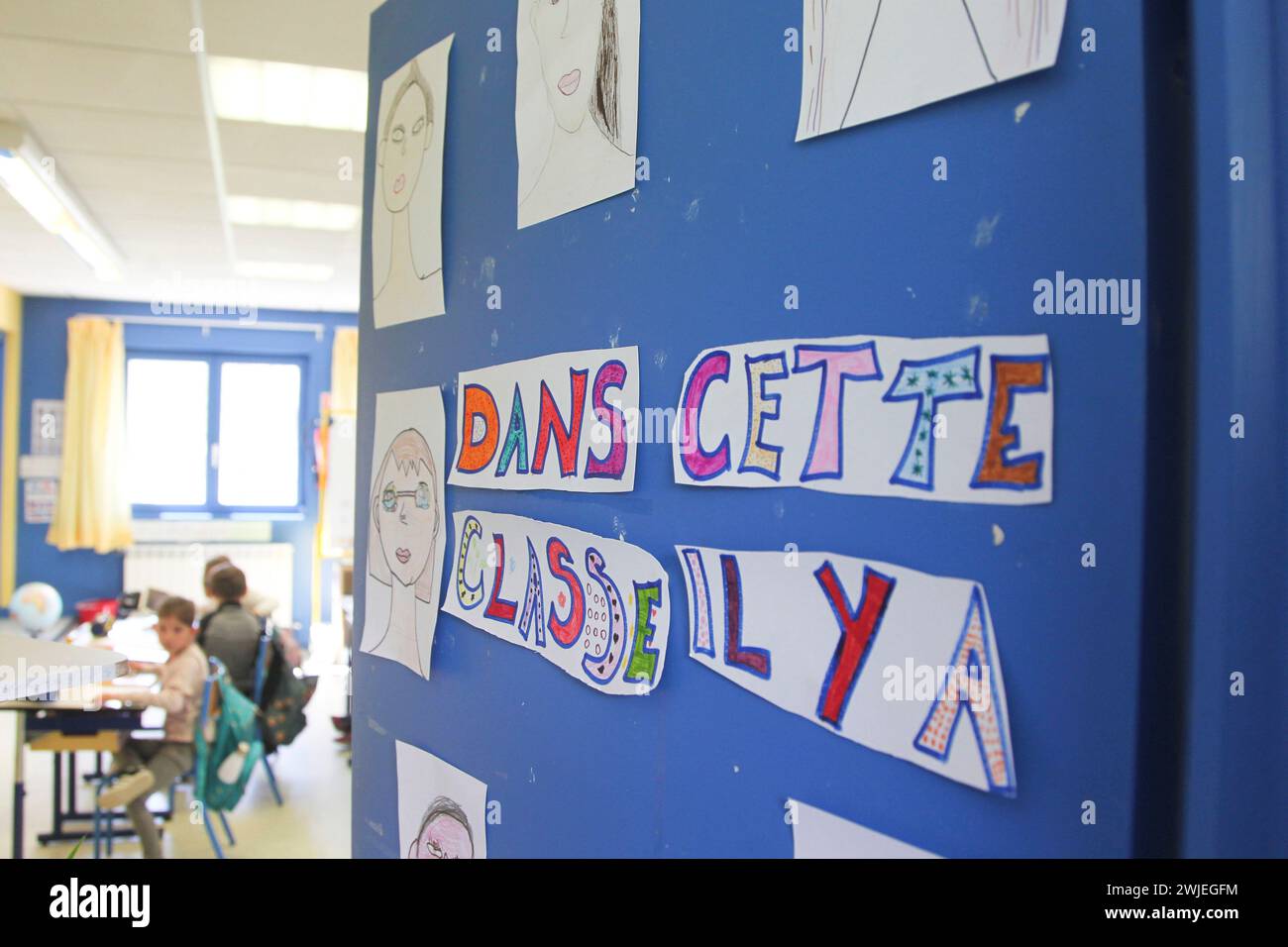 Arvieux, département des Hautes-Alpes, Queyras : classe primaire et dessins des visages des élèves sur la porte. Illustration d'une montagne Banque D'Images