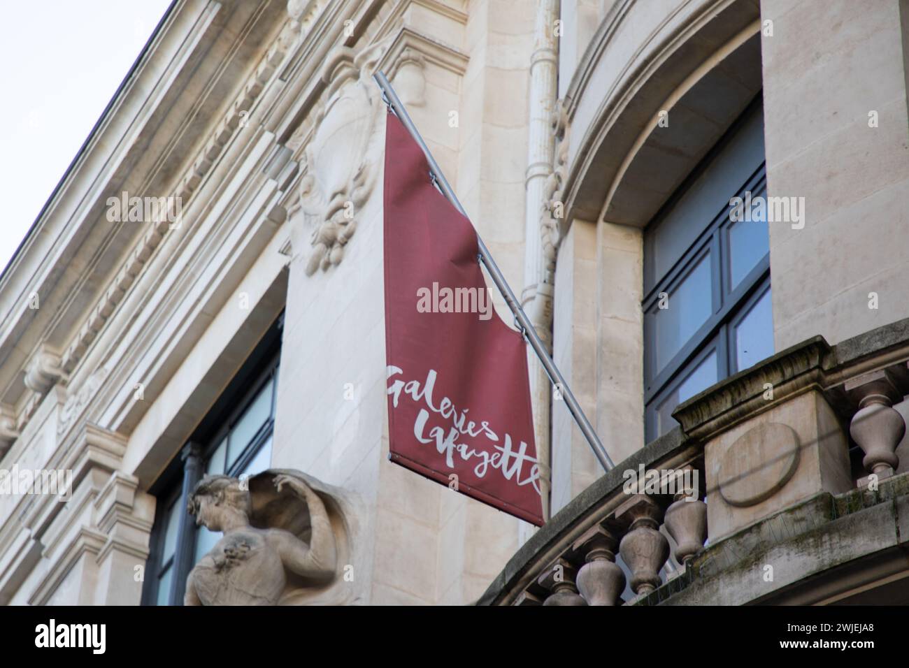 Bordeaux , France - 02 15 2024 : Galeries Lafayette Bordeaux signe texte et logo de la marque sur façade entrée magasin mur bâtiment commercial ville cha Banque D'Images