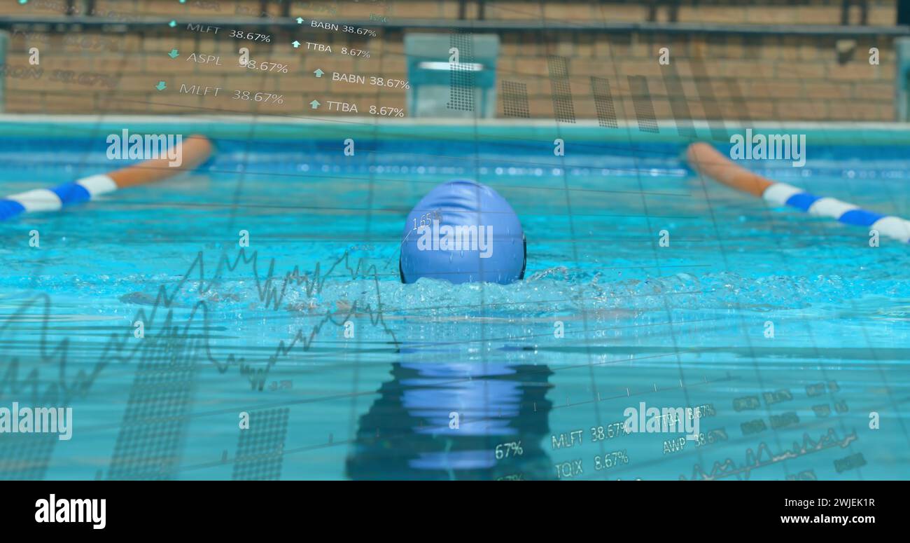 L'interface numérique scanne et traite les données sur l'homme nageant, illustrant le concept technologique mondial. Banque D'Images