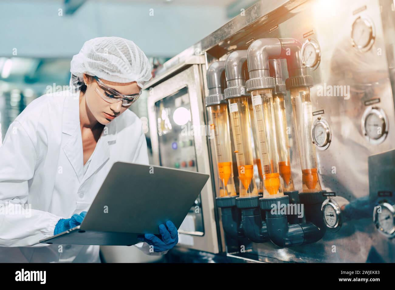 Fabrique de médecine travailleur scientifique travaille dans les usines de laboratoire processus. Médecin travaillant la recherche dans l'industrie pharmaceutique. Banque D'Images