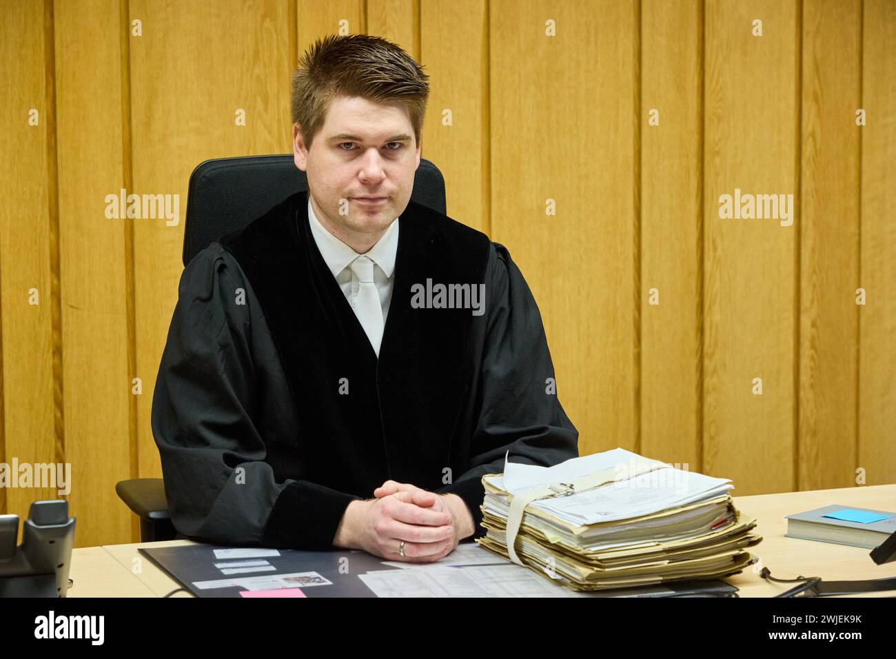 Itzehoe, Allemagne. 15 février 2024. Simon Banck, président du tribunal, a pris place dans la salle d'audience du tribunal de district avant le début du procès. Un homme a été accusé d'une infraction pénale en vertu de la loi sur le bien-être animal pour ne pas nourrir et prendre soin de ses animaux de manière adéquate. Crédit : Georg Wendt/dpa/Alamy Live News Banque D'Images