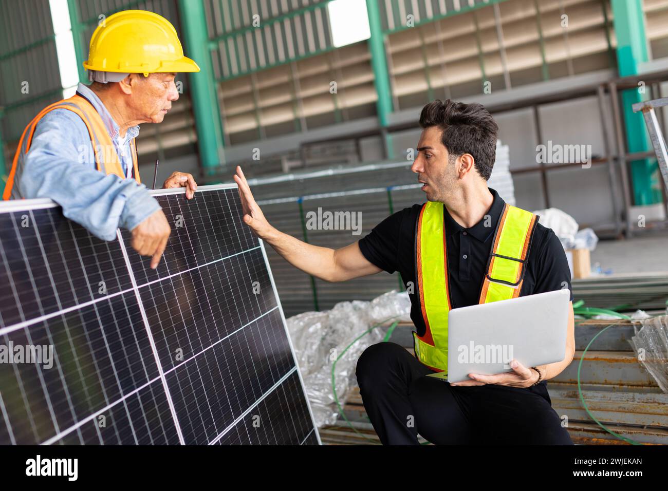 l'équipe d'ingénieurs travaille à vérifier le processus de test du panneau solaire avant le sable au client pour l'installation d'installation Banque D'Images