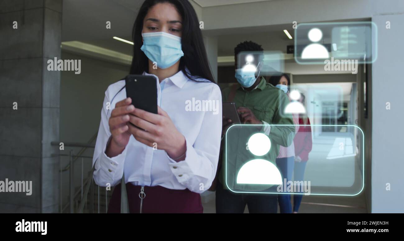 Image d'icônes et de traitement de données sur divers hommes d'affaires debout dans la ligne dans des masques faciaux Banque D'Images