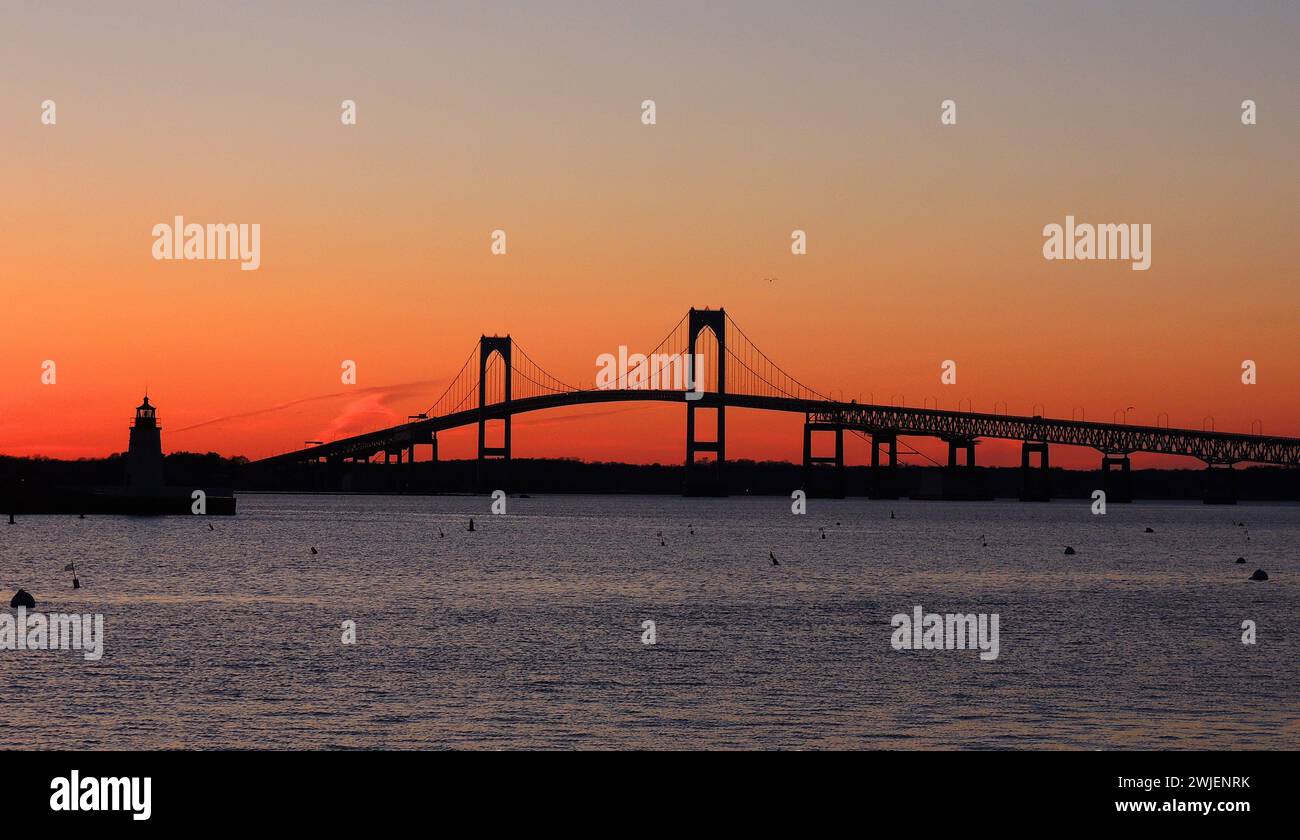 le pont claiborne pell newport de jamestown à newport, rhode island, sur la baie de narragansett, avec un coucher de soleil spectaculaire Banque D'Images