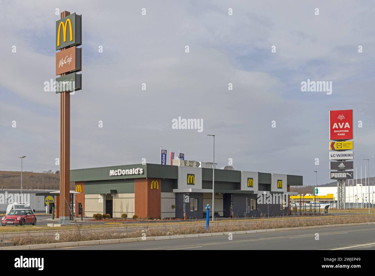 Belgrade, Serbie - 10 février 2024 : Fast Food Restaurant McDonalds avec Mc Drive à Ava Shopping Park Highway. Banque D'Images