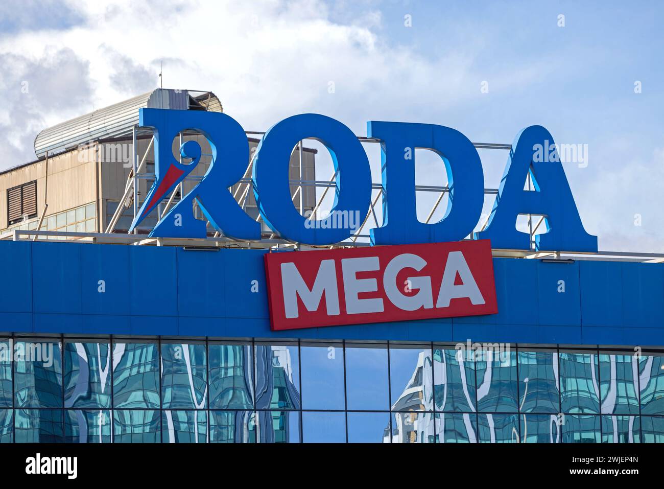 Belgrade, Serbie - 05 novembre 2023 : Big logo signe Roda Mega supermarché au sommet du bâtiment du centre commercial. Banque D'Images