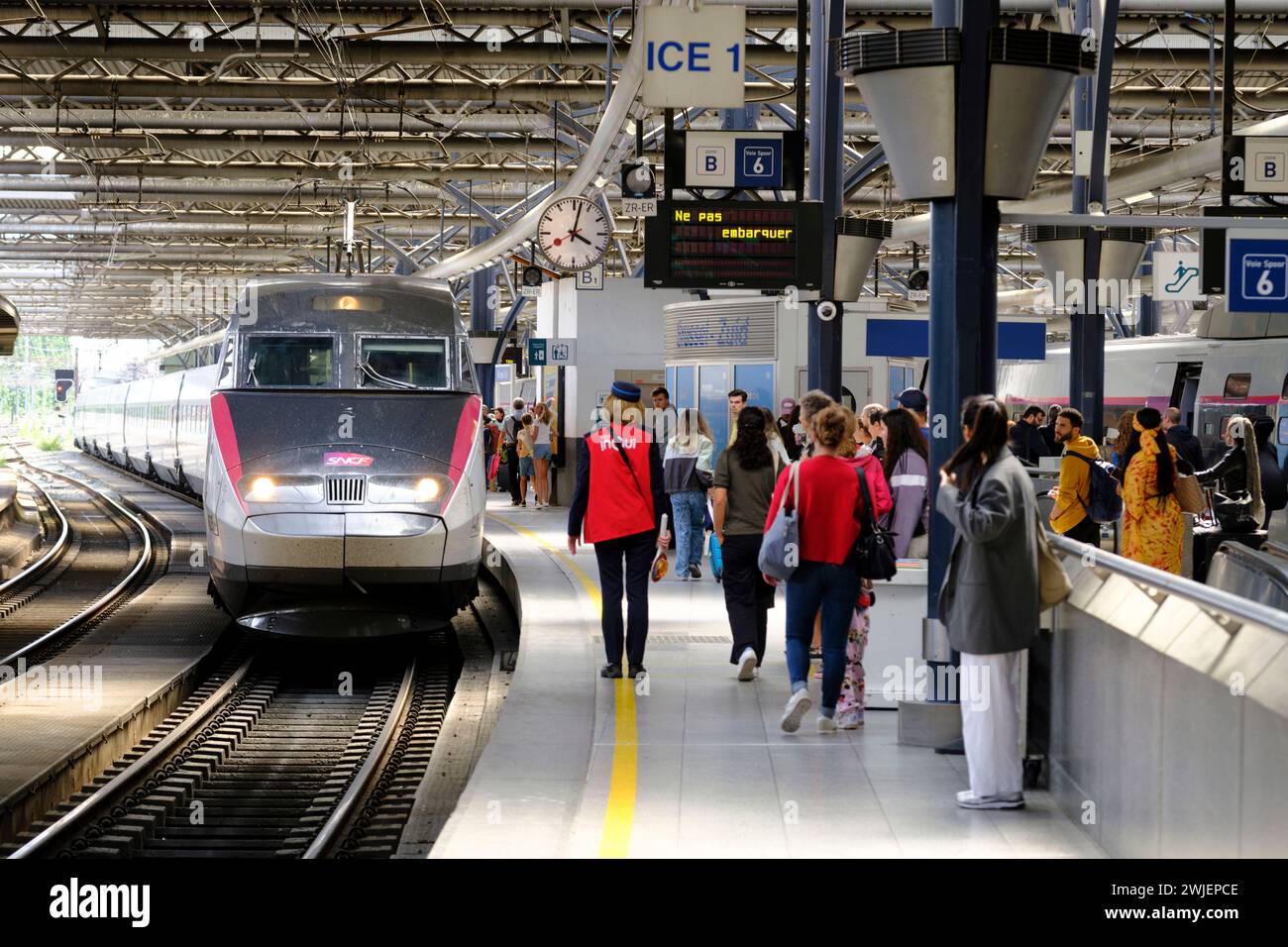 Belgique, Bruxelles : gare de Bruxelles-Sud. TGV Inoui train à grande vitesse entrant dans la gare Banque D'Images