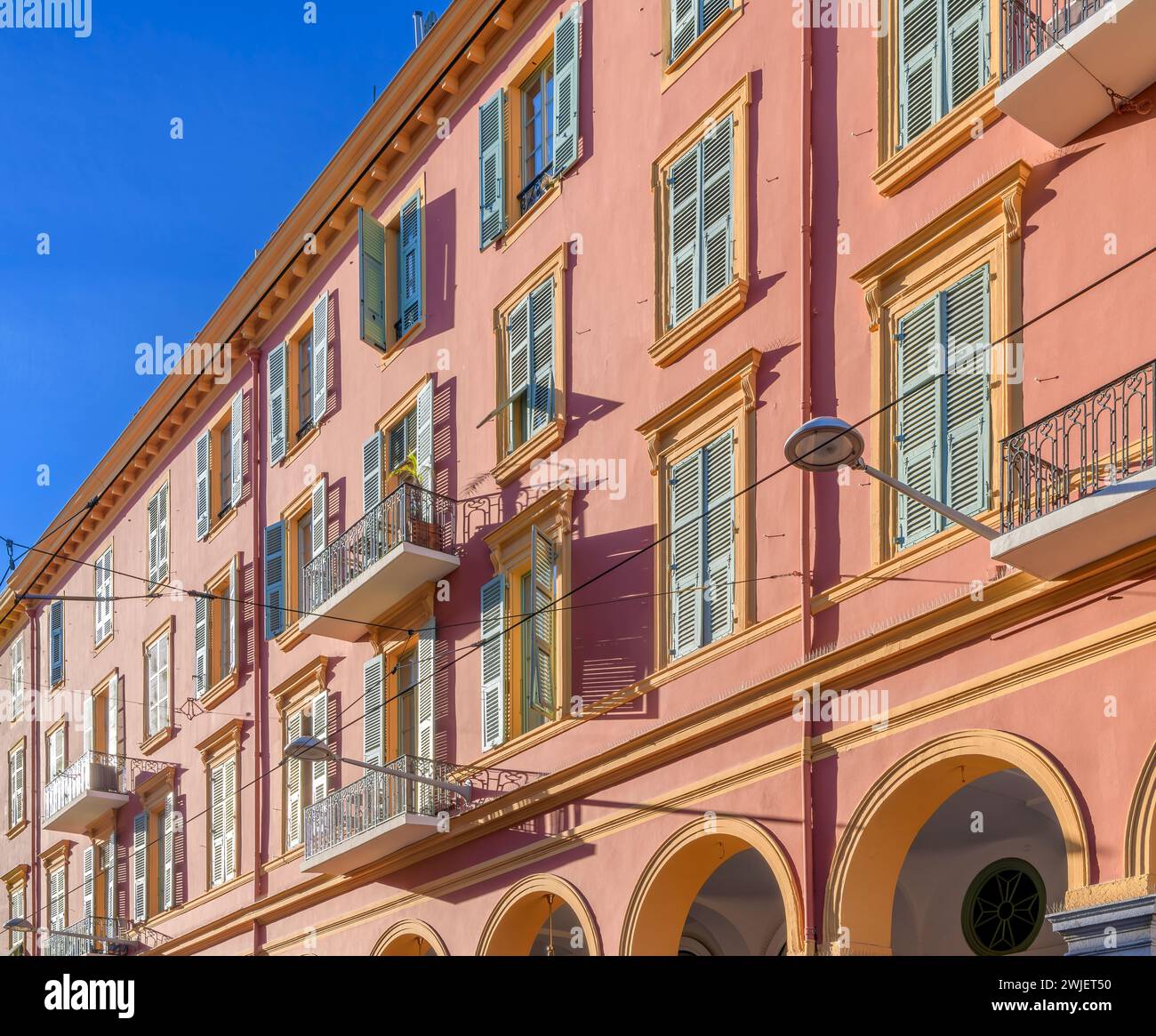 Appartements chic de couleur rose poussiéreux avec volets bleu-vert au Cœur de Nice - le cœur de Nice. La Côte d'Azur, France. Banque D'Images