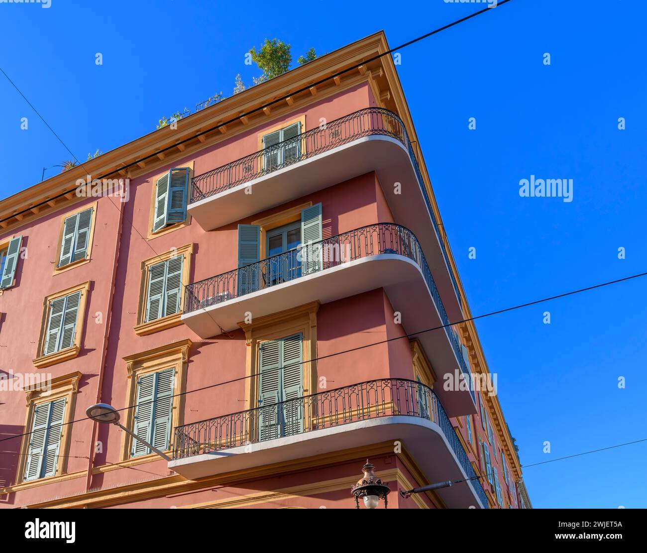 Appartements chic de couleur rose poussiéreux avec volets bleu-vert au Cœur de Nice - le cœur de Nice. La Côte d'Azur, France. Banque D'Images