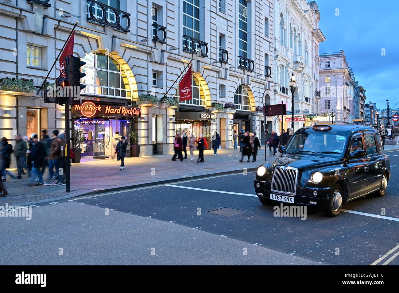 Piccadilly Circus : une plaque tournante du style de vie dynamique, de la culture et de la scène commerçante de Londres. Explorez le cœur du tourisme et de l'excitation du commerce de détail. Banque D'Images