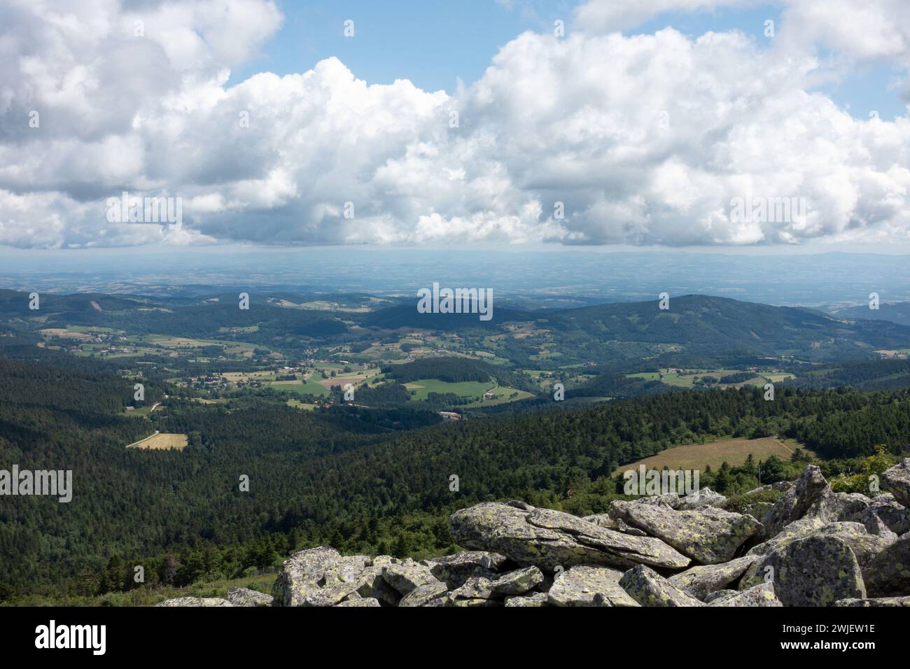 Chaîne montagneuse des Monts du Forez (centre-sud de la France) : vue d’ensemble des plaines du Forez depuis Pierre-sur-haute. Banque D'Images