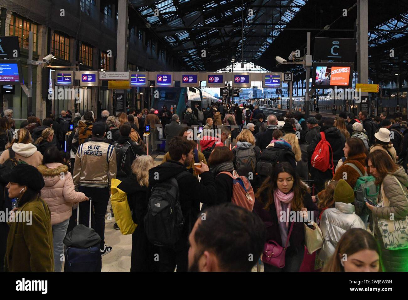 Paris, France. 15 février 2024. Les contrôleurs SNCF sont appelés à faire grève le vendredi 16 février, samedi 17 février et dimanche 18 février, en pleine période de vacances scolaires d’hiver, avec un train sur deux en circulation sur les lignes TGV et Intercités, selon la compagnie ferroviaire. Les grévistes réclament notamment une augmentation des salaires. Gare de Lyon à Paris, France le 15 février 2024. Photo de Lionel Urman/ABACAPRESS.COM crédit : Abaca Press/Alamy Live News Banque D'Images