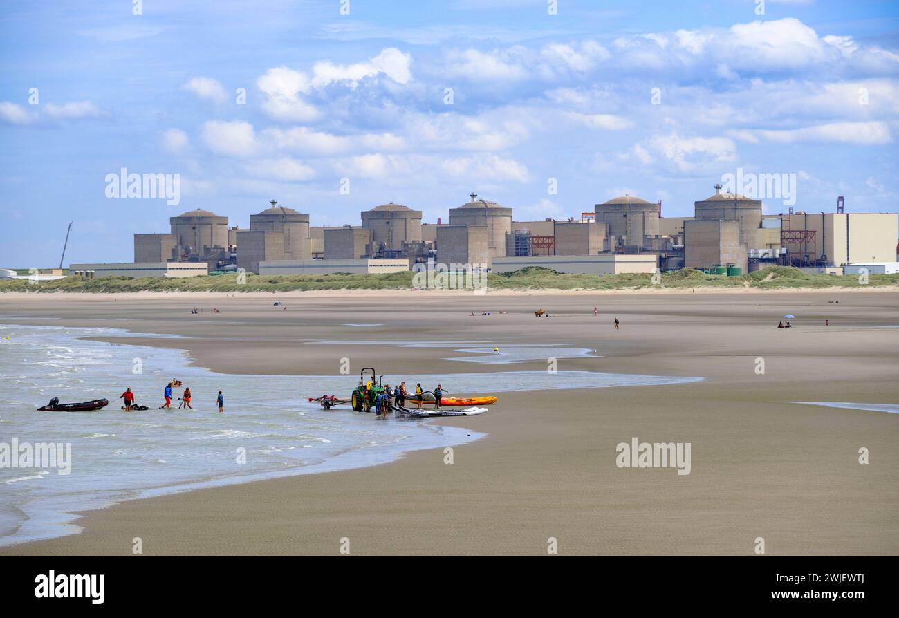 La centrale nucléaire de Gravelines (nord de la France) vue depuis la plage Banque D'Images