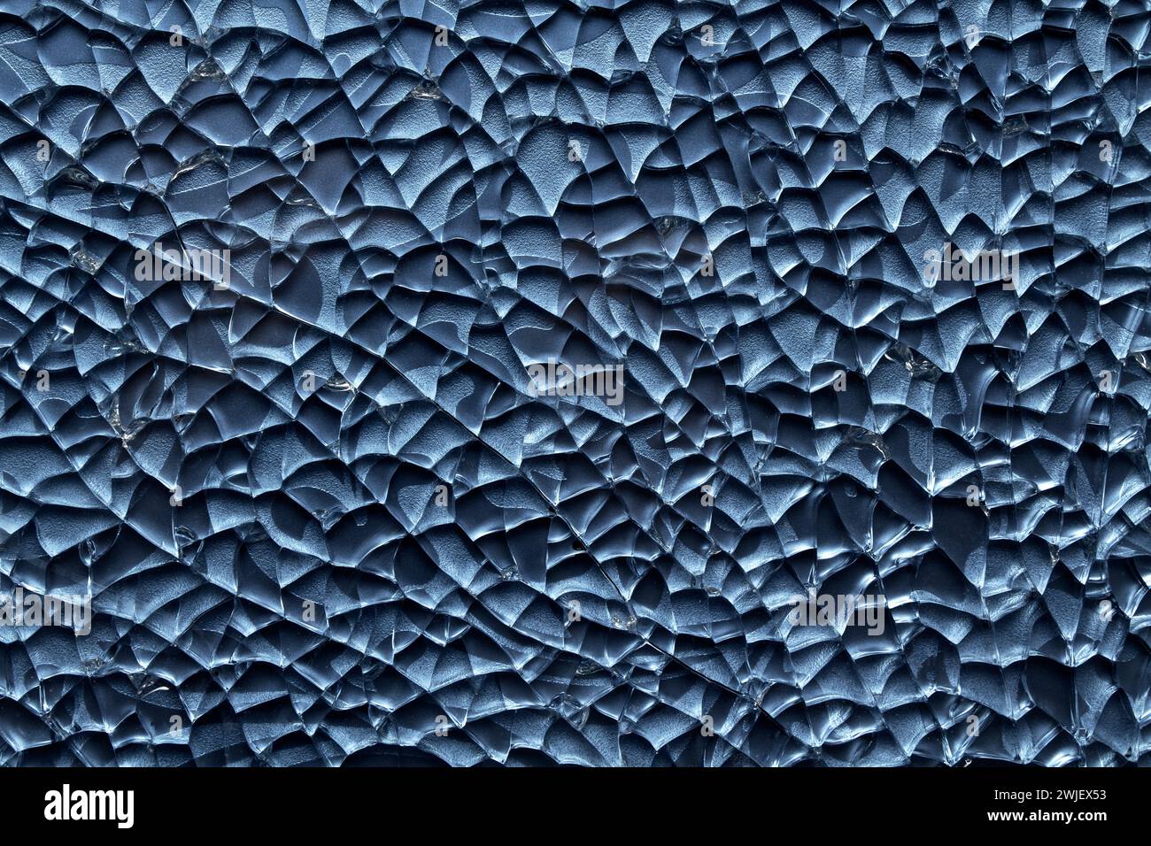 Le fond de brisé, fissuré en petits morceaux de verre brisé bleu Banque D'Images