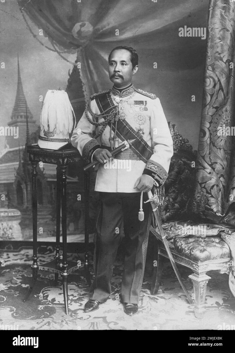 Portrait vintage du roi Chulalongkorn ou Rama V du Siam (Thaïlande), corps entier portant le vêtement officiel Banque D'Images