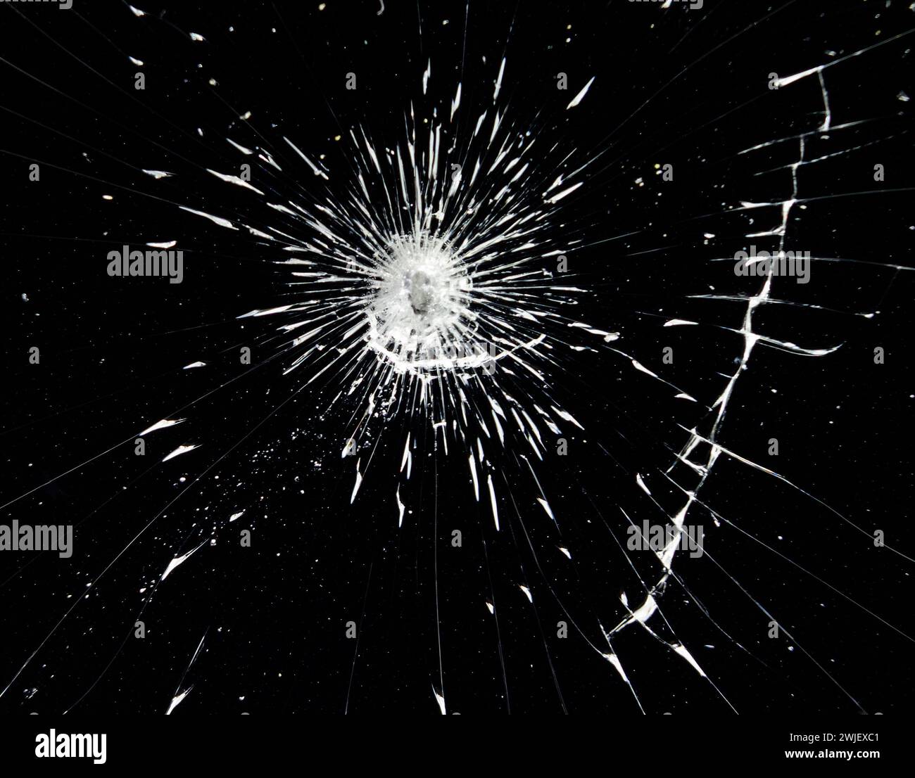 Texture de verre cassé sur fond noir. Gros plan. Banque D'Images