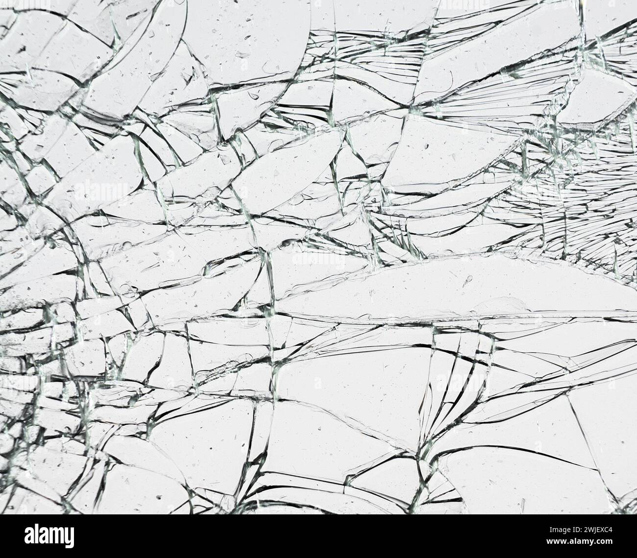 Verre avec des fissures. Texture de fenêtre cassée sur fond blanc. Banque D'Images