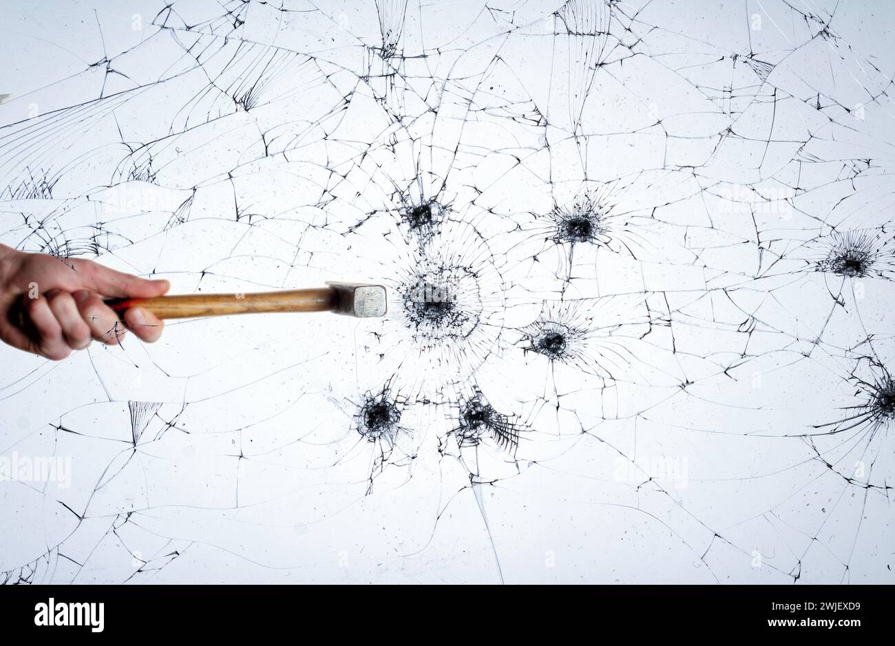 Ensemble de fissures dans la fenêtre. le marteau brise sur le verre. Concept créatif. Banque D'Images
