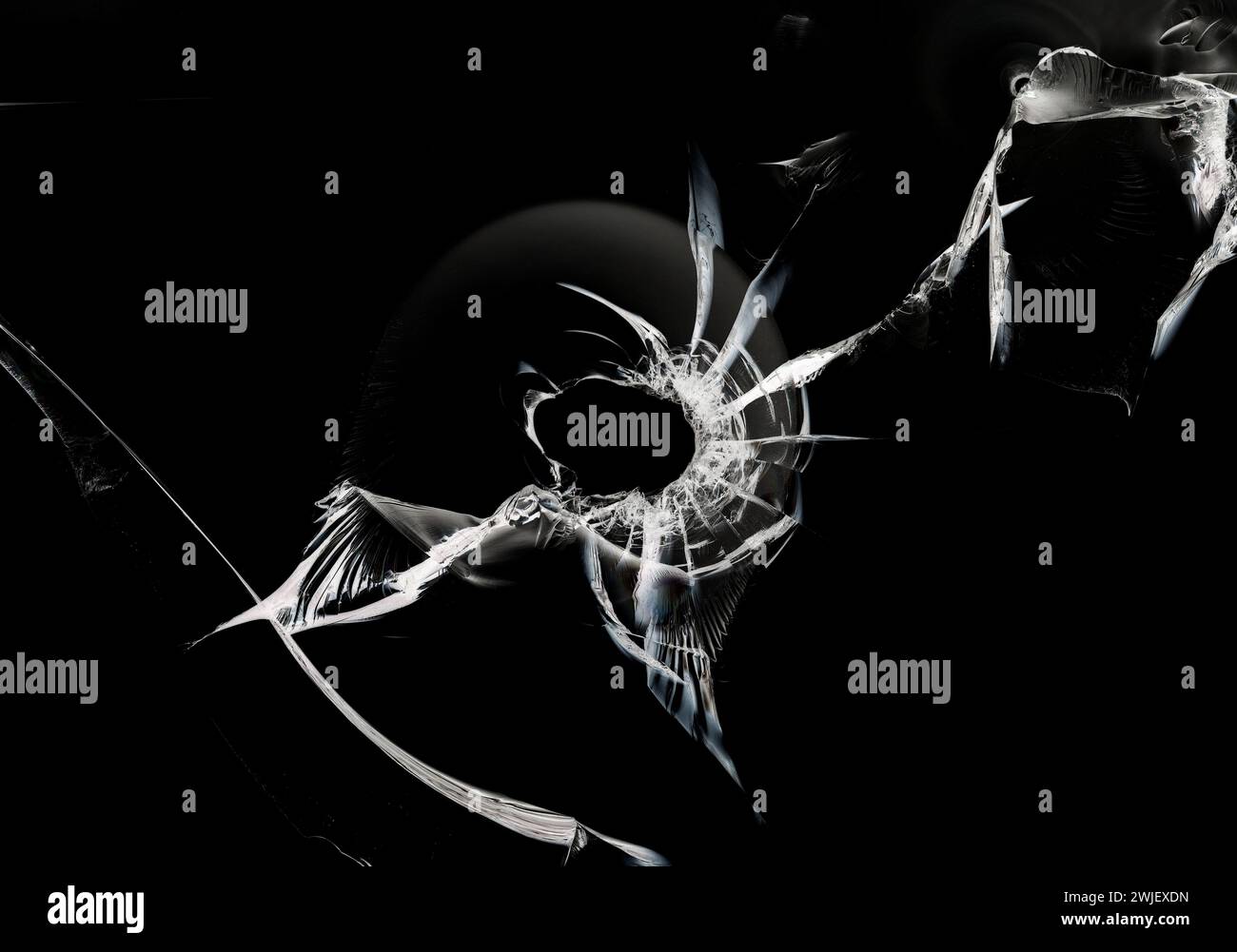 Verre fissuré. Texture de fenêtre cassée sur fond noir. Gros plan. Macro Banque D'Images