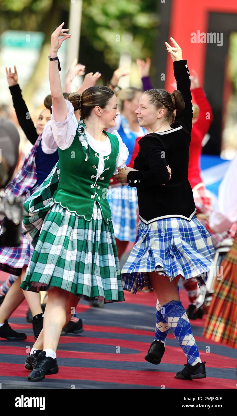 52e Festival Interceltique de Lorient (Bretagne nord-ouest de la France) : Grand Parade des Nations celtiques le 6 août 2023. L'équipe de danse Keltika Highland ( Banque D'Images