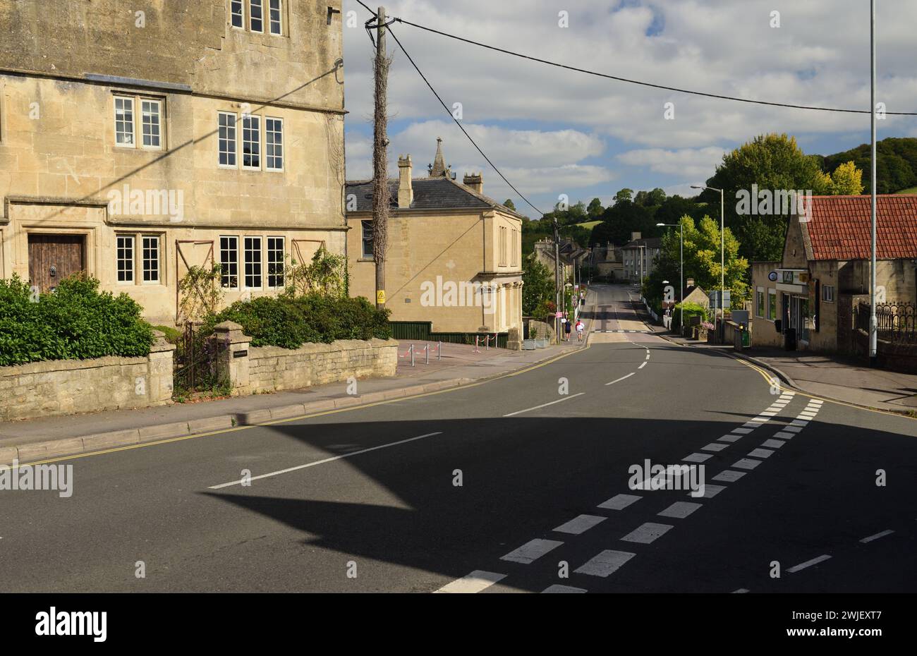 La route A4 à travers Box, Wiltshire. Banque D'Images