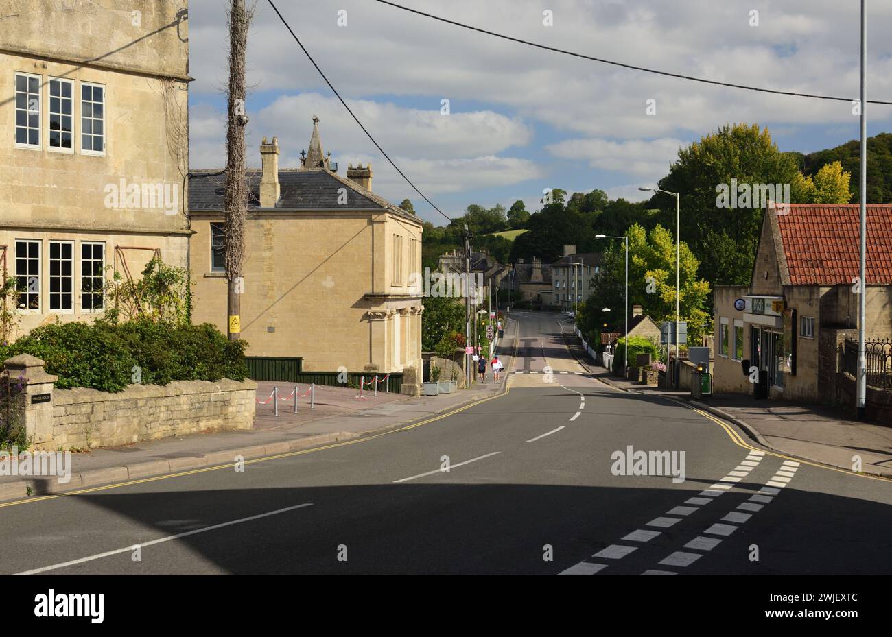 La route A4 à travers Box, Wiltshire. Banque D'Images