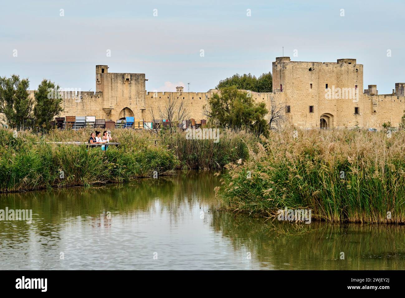 Aigues-mortes (sud de la France) : tourisme sur le canal du Rhône à Sète. Trois femmes regardant le paysage de la Camargue à travers b Banque D'Images
