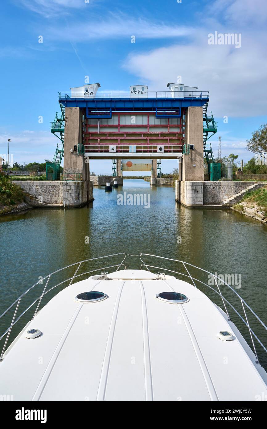 Aigues-mortes (sud de la France) : péniche touristique arrivant aux écluses de la porte du Vidourle, où le Vidourle traverse le canal du Rhône à Sète (Rhône-se Banque D'Images