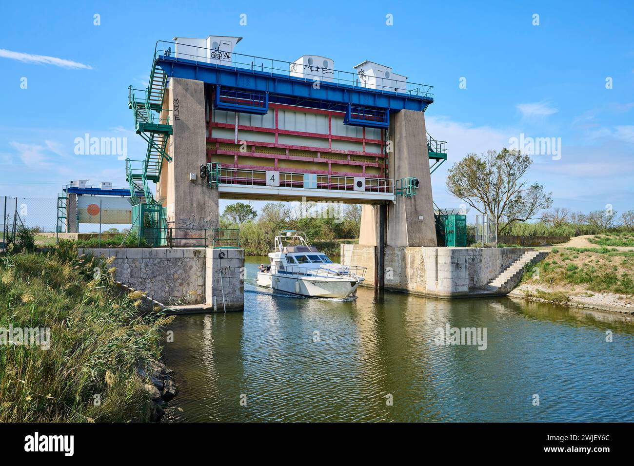 Aigues-mortes (sud de la France) : bateau de tourisme naviguant sur les écluses de la porte du Vidourle, où le Vidourle traverse le canal du Rhône à Sète (Rhône-Sète env Banque D'Images