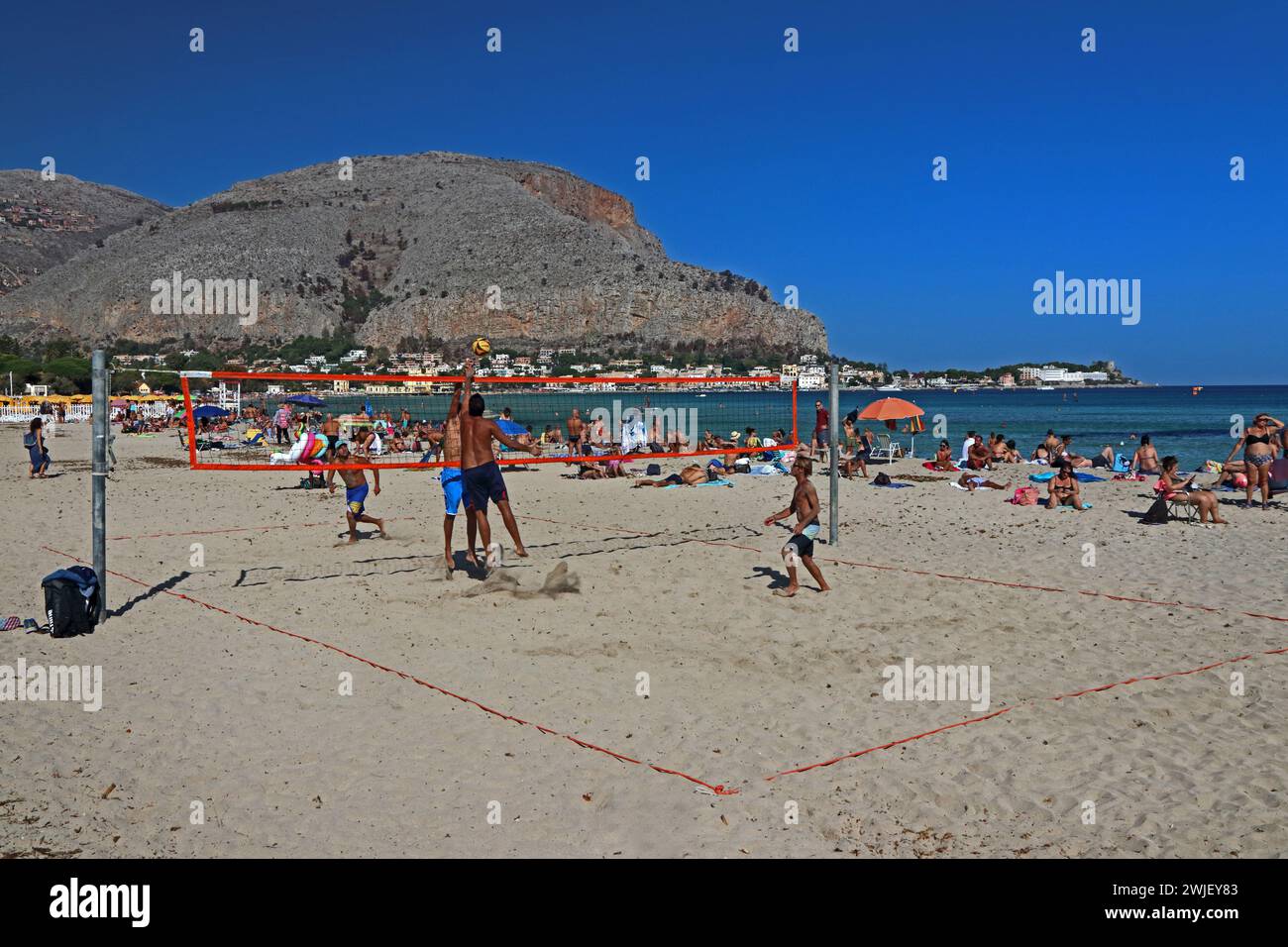 Jeunes hommes jouant au Beach volley, Mondello, Palerme, Sicile Banque D'Images