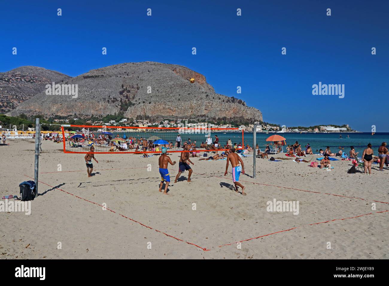 Jeunes hommes jouant au Beach volley, Mondello, Palerme, Sicile Banque D'Images