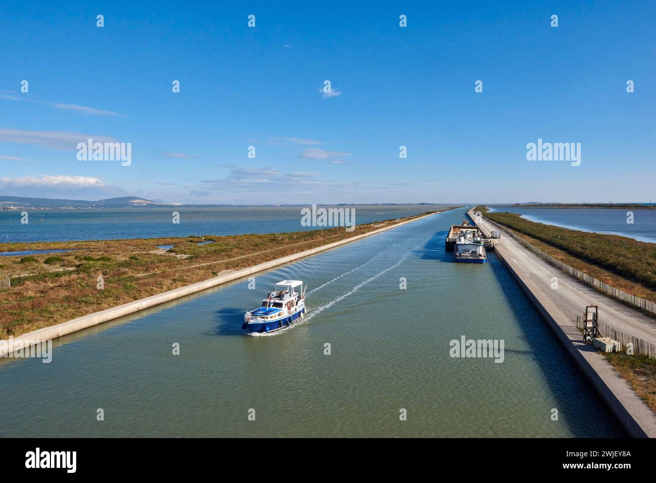 Bateau de plaisance sur le canal aux Aresquiers, près de Frontignan. Banque D'Images