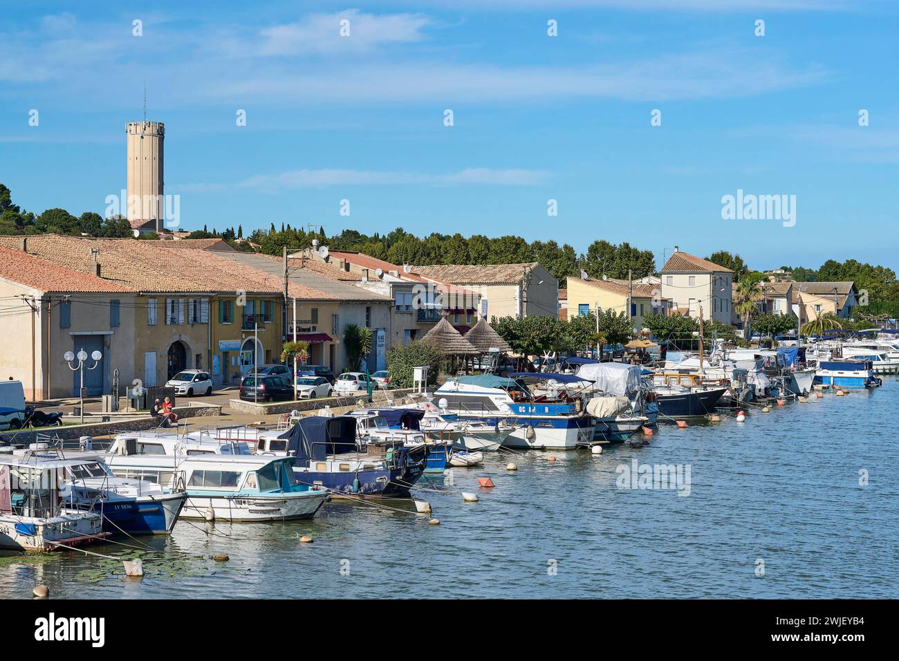 Saint-Gilles (sud de la France) : riverport sur le canal du Rhône à Sète (canal Rhône-Sète) Banque D'Images