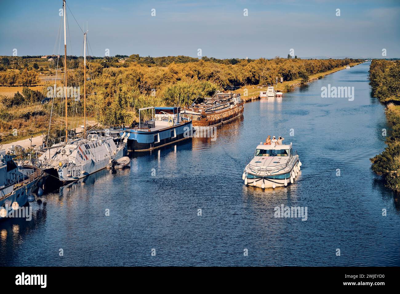 Navigation de plaisance sur le canal du Rhône à Sète, près de Vauvert (sud de la France). Barge sur le canal et .lieu d'arrêt de Gallician. Trois WO Banque D'Images