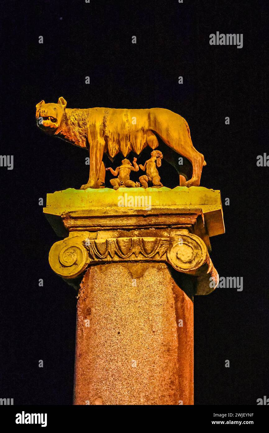 Italie, Rome - 26 novembre 2023 : Capitoline Wolf illuminé la nuit. Architecture de la Rome antique. Vue depuis la colline du Capitole sur Wolf Feeding Romulus et Remus. Sculpteur Antonio del Pollaiuolo, Italie Banque D'Images